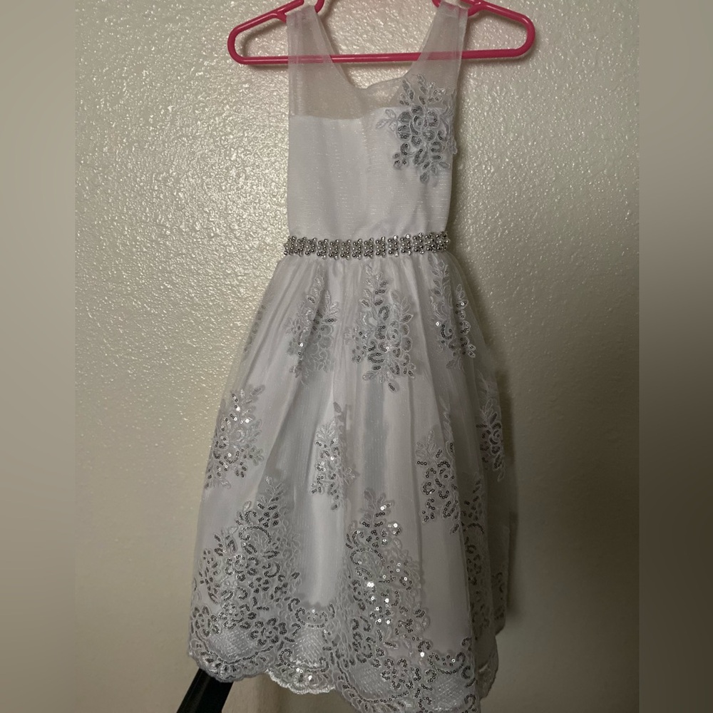 Gorgeouss White Americancan Princess dress size 5 kids. Sequined and with tulle